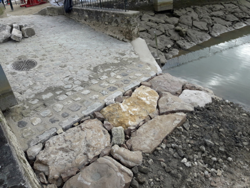 Pavès, bordures et enrochement rampe Sud