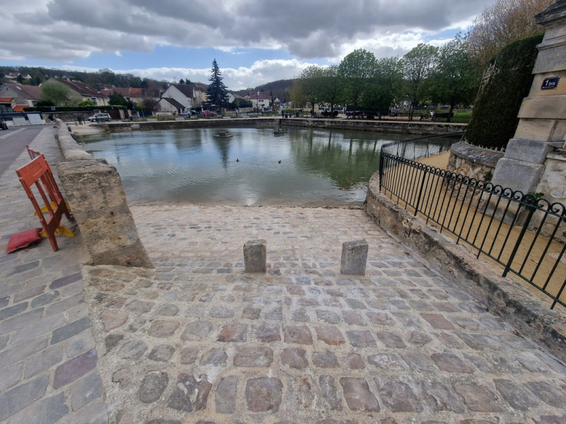 Vue de l'étang au niveau du plan d'eau permanent depuis la rampe Nord