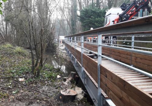 Mur de soutènement et passerelle au Plessis-Luzarches